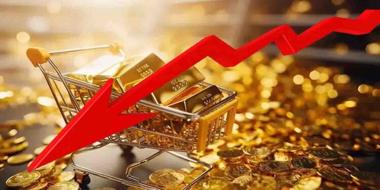 پاکستان میں سونے کی قیمت میں کمی کے بعد زیورات کی دکان کا منظر