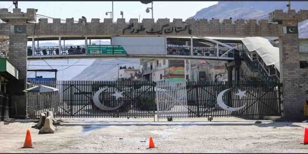 طورخم تجارتی گزرگاہ بندش کے باعث کارگو گاڑیوں کی لمبی قطاریں