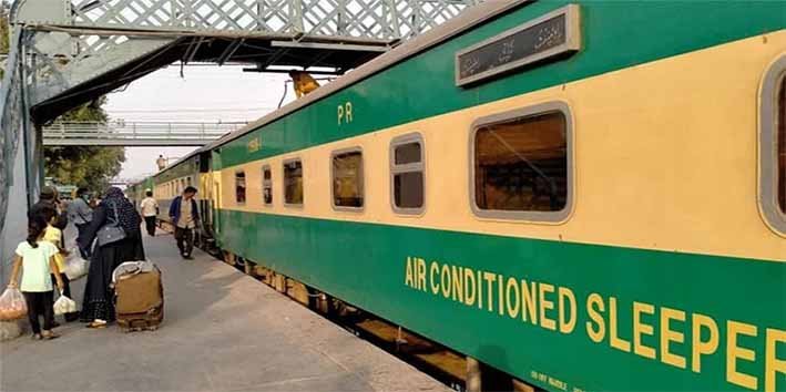 وزیر آباد سے کراچی ٹرین سروس بحال ہونے پر مسافروں کی خوشی