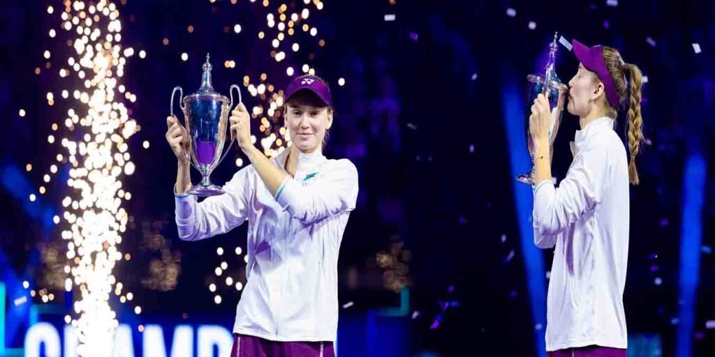 ڈبلیو ٹی اے ٹینس فائنل میں ایلینا ریباکینا ٹرافی اٹھاتے ہوئے