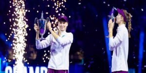 ڈبلیو ٹی اے ٹینس فائنل میں ایلینا ریباکینا ٹرافی اٹھاتے ہوئے