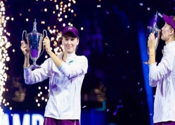 ڈبلیو ٹی اے ٹینس فائنل میں ایلینا ریباکینا ٹرافی اٹھاتے ہوئے