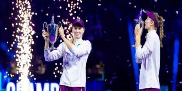 ڈبلیو ٹی اے ٹینس فائنل میں ایلینا ریباکینا ٹرافی اٹھاتے ہوئے