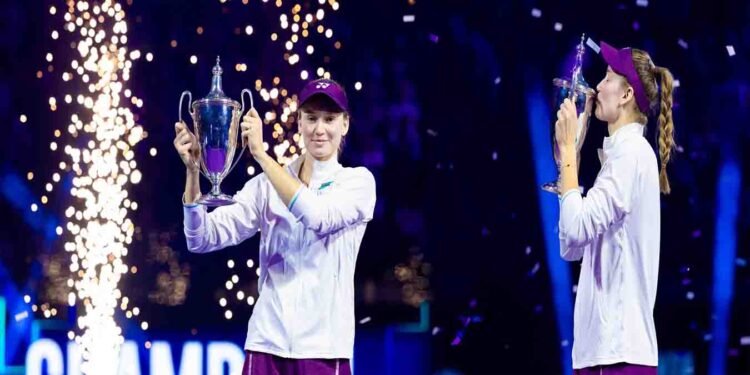 ڈبلیو ٹی اے ٹینس فائنل میں ایلینا ریباکینا ٹرافی اٹھاتے ہوئے