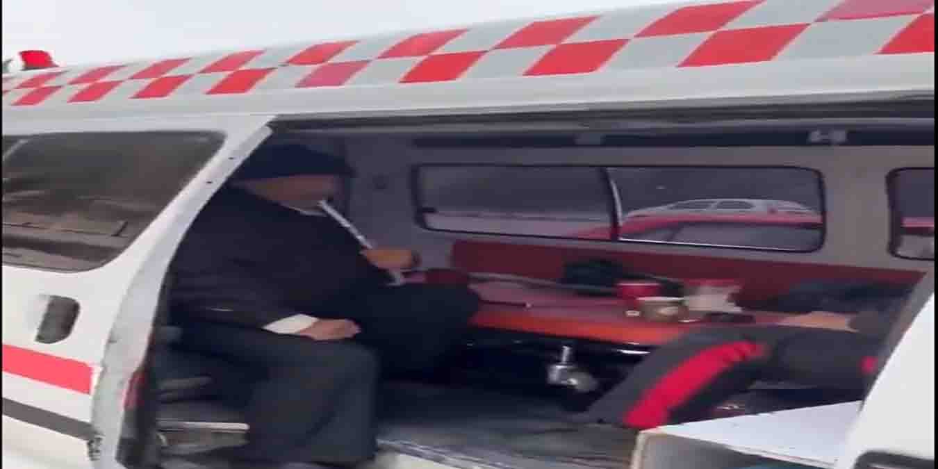 ایمبولینس میں حقہ ویڈیو وائرل ہونے پر شہری ناراض