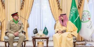 جنرل عاصم منیر کو سعودی عرب کا کنگ عبدالعزیز میڈل دیا جا رہا ہے۔