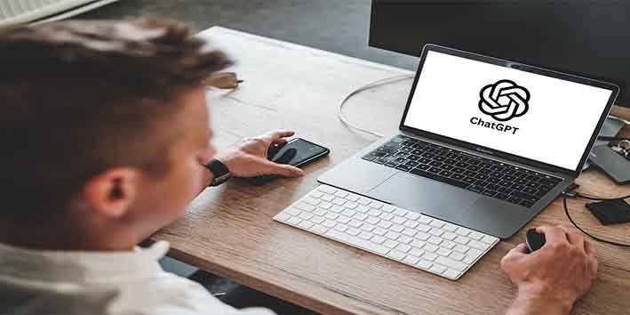 چیٹ جی پی ٹی ٹرکس استعمال کر کے بہتر جواب حاصل کرتے صارف