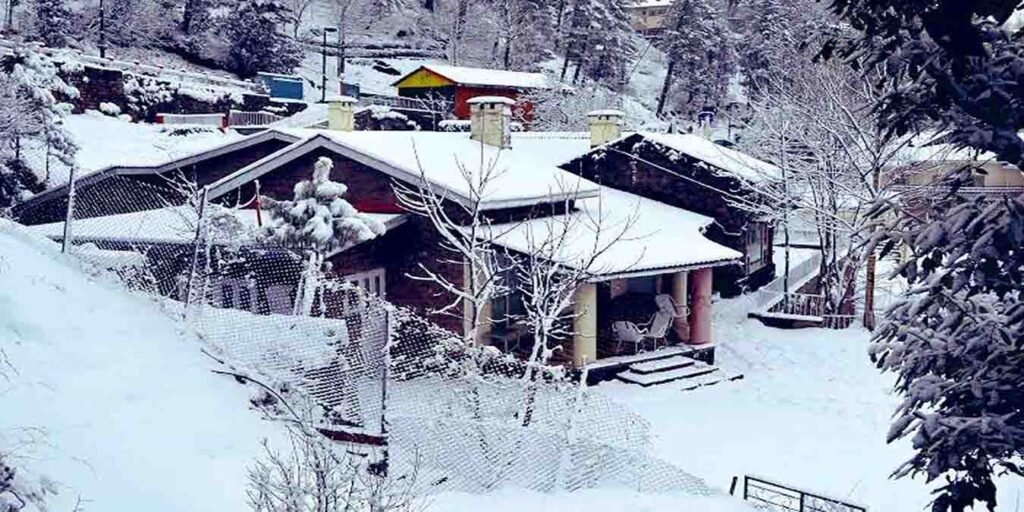 وادی دیر میں پہاڑوں پر برفباری اور شہری علاقوں میں بارش کا خوبصورت منظر