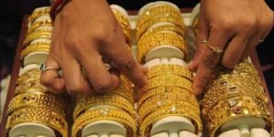 پاکستان میں سونے کی قیمت میں کمی کے اعداد و شمار دکھانے والی تصویر