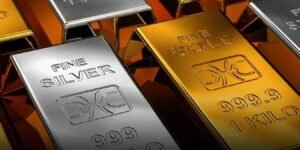 ڈیجیٹل پرائس چارٹ پر سونے کی اینٹیں اور سکے جو قیمتوں میں کمی کے رجحان کو ظاہر کر رہے ہیں۔