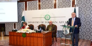 دریائے چناب کے بہاؤ پر تشویش اسحاق ڈار کا سفارتی برادری میڈیا بریفنگ سے خطاب