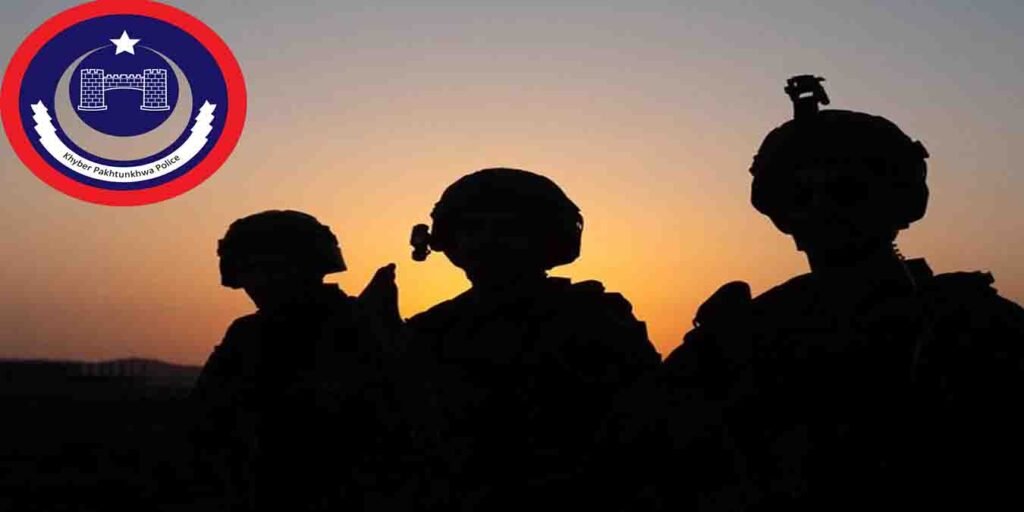 پشاور پولیس سرچ آپریشن کے دوران برآمد شدہ اسلحہ اور گرفتار ملزمان کی نمائش