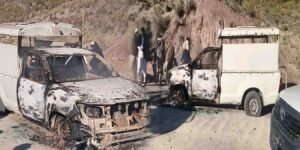 کرک میں دہشت گردی کا نشانہ بننے والی پولیس موبائل اور جائے وقوعہ کا منظر