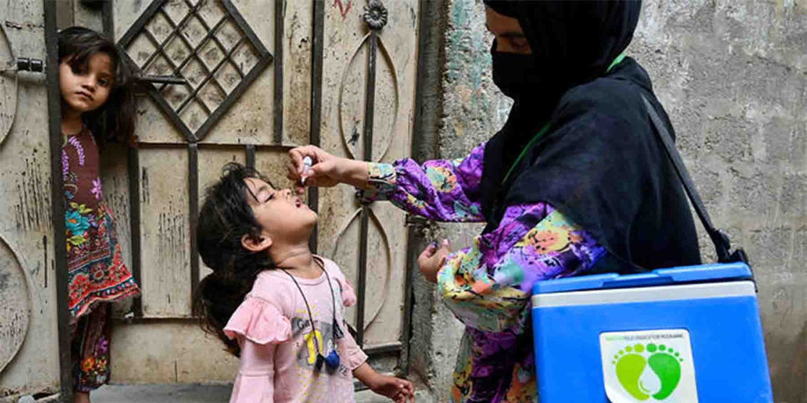 ملک گیر پولیو مہم میں اپنے بچوں کو پولیو کے قطرے ضرور پلوائیں