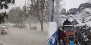 پاکستان کے بالائی علاقوں میں پہاڑوں پر جمی برف اور سیاحوں کا رش۔