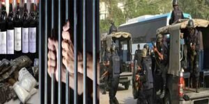 میز پر رکھی گئی قبضے میں لی گئی منشیات اور اسلحہ، جس کے پس منظر میں پولیس افسران کھڑے ہیں