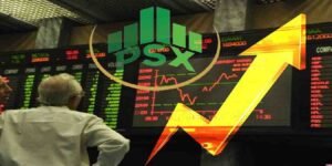 پاکستان اسٹاک ایکسچینج کا ٹریڈنگ فلور، جو مارکیٹ میں تیزی کے رجحان اور انڈیکس کی ریکارڈ بلند ترین سطح کو ظاہر کر رہا ہے