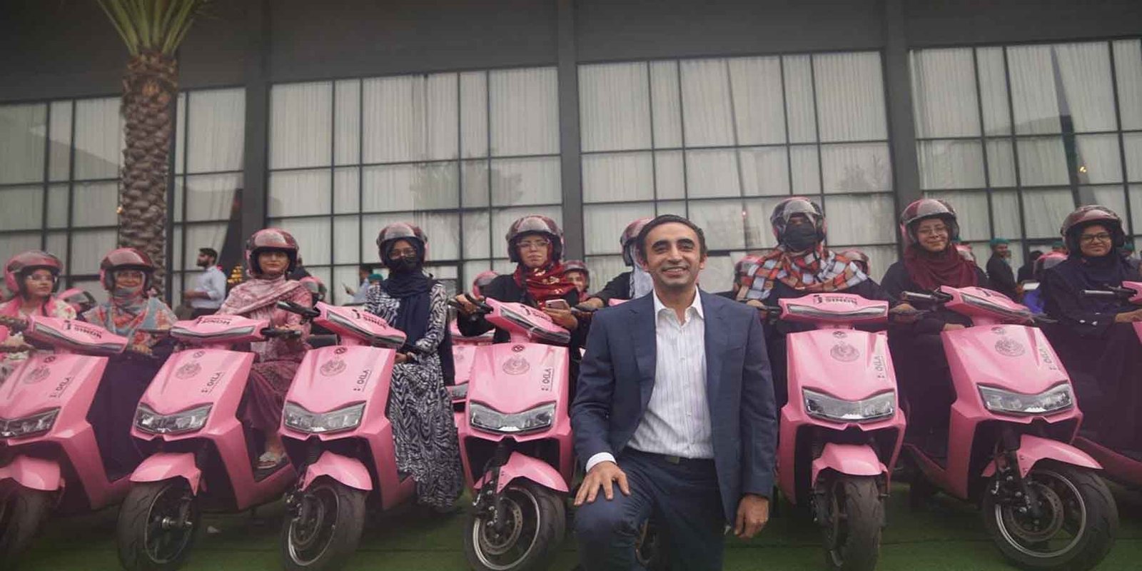 سندھ میں خواتین کیلئے اسکوٹی اسکیم کے تحت تربیت حاصل کرتی خواتین