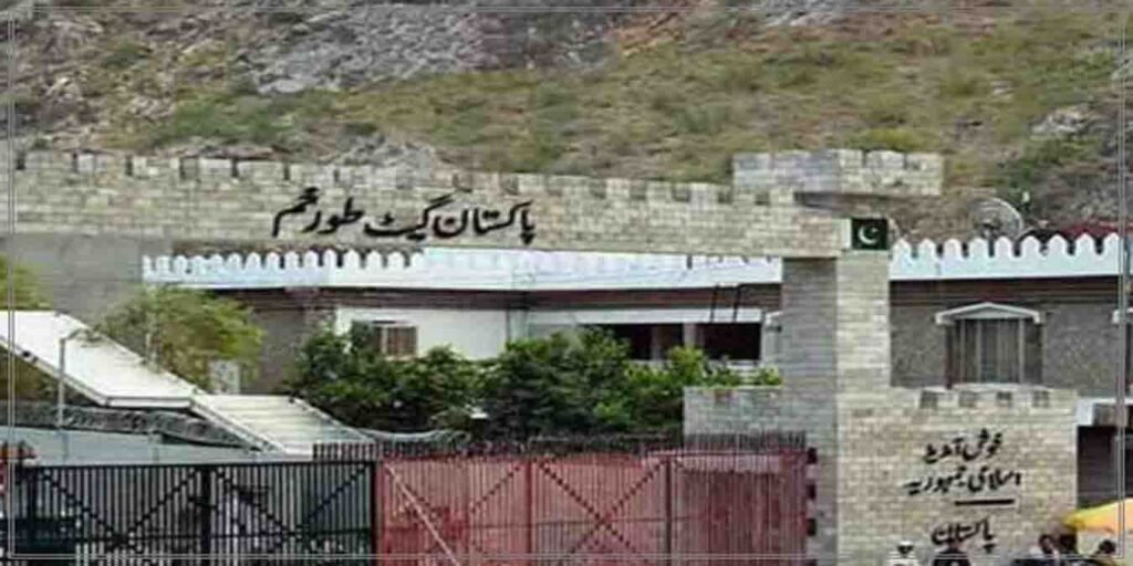 اقوام متحدہ کے کارگو کنٹینرز جو افغانستان کے لیے انسانی ہمدردی کی بنیاد پر امدادی سامان لے کر طورخم بارڈر ٹرمینل پر موجود ہیں۔