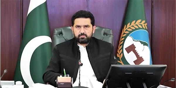 وزیراعلیٰ خیبرپختونخوا سہیل آفریدی کی اسٹیبلشمنٹ سے بات چیت کے حوالے سے صحافیوں سے گفتگو کرتے ہوئے