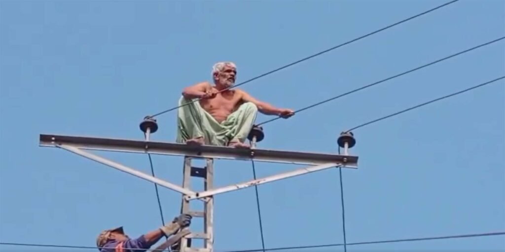 شادی کی خواہش پر بجلی کے کھمبے پر چڑھنے والا شخص – بھٹ شاہ کا انوکھا احتجاج