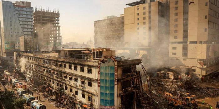 کراچی گل پلازہ میں آتشزدگی کے بعد ریسکیو آپریشن