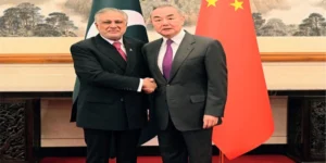 وزیر خارجہ اسحاق ڈار کا دورۂ چین، چین کے ایگزیکٹو نائب وزیراعظم ڈِنگ شوئے شیانگ سے بھی ملاقات