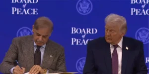 ڈونلڈ ٹرمپ اور وزیراعظم شہباز شریف غزہ بورڈ آف پیس معاہدے پر دستخط کرتے ہوئے