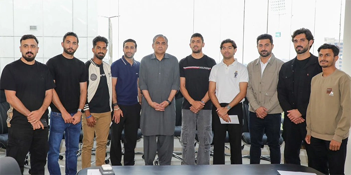 محسن نقوی کا قومی ہاکی ٹیم سے ملاقات کرتے ہوئے