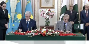 وزیراعظم شہباز شریف اور قازقستان کے صدر کا پاکستان اور قازقستان کے درمیان معاہدوں پر دستخط