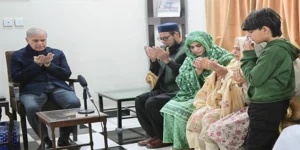 وزیراعظم شہباز شریف کی شہید لیفٹیننٹ کرنل گل فراز کے گھر آمد، خراجِ عقیدت پیش