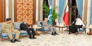 قطر میں وزیراعظم شہباز شریف کی امیرِ قطر اور ہم منصب سے اہم ملاقاتیں، دفاع، تجارت اور سرمایہ کاری میں تعاون بڑھانے پر اتفاق