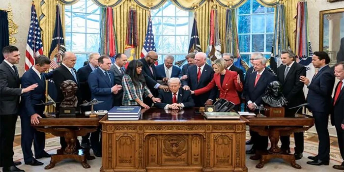 ایران جنگ؛ ٹرمپ کو سہارا دینے کے لیے پادری اوول آفس پہنچ گئے، دعا کی ویڈیو وائرل