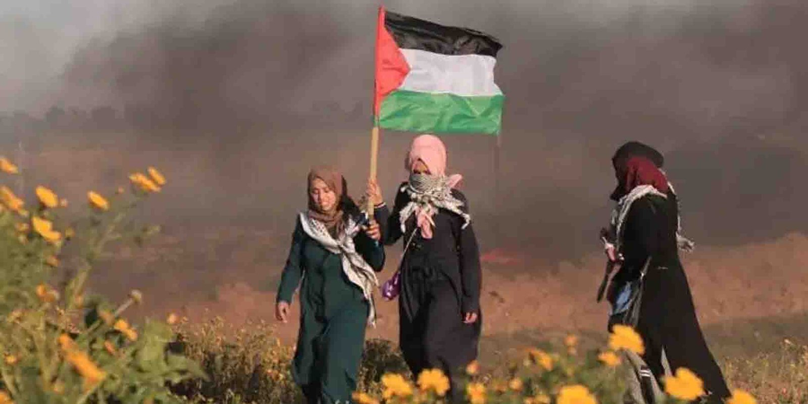فلسطینی یوم الارض پر جھنڈا لہراتے مظاہرین