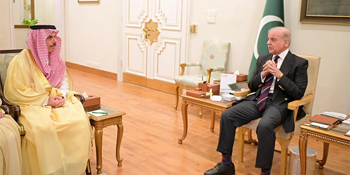 وزیراعظم شہباز شریف سے سعودی وزیر خارجہ شہزادہ فیصل بن فرحان کی ملاقات، خطے کی صورتحال پر تبادلہ خیال