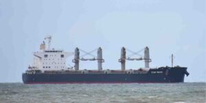 آبنائے ہرمز میں کشیدگی: 200 آئل ٹینکرز سمیت 1000 جہاز پھنس گئے