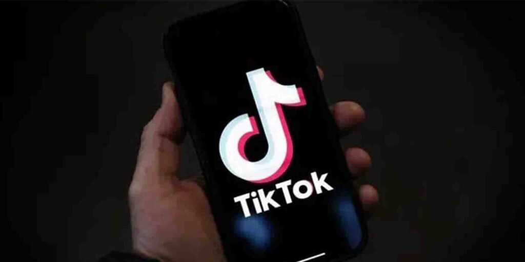 موبائل اسکرین پر ٹک ٹاک کا لوگو اور اشتہارات کی جھلک، ٹک ٹاک میں نئی تبدیلی۔