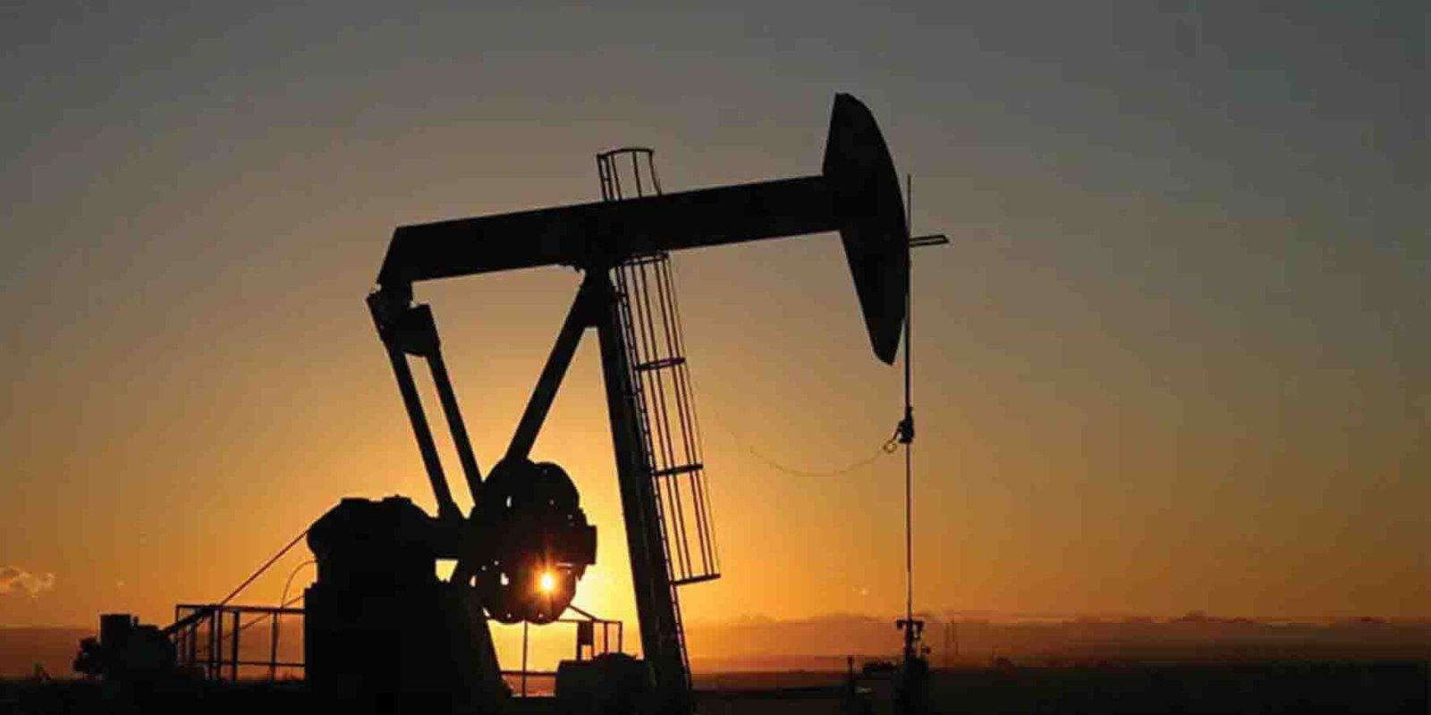 عالمی منڈی میں خام تیل کی قیمتیں بڑھنے کا گراف اور آئل ریفائنری