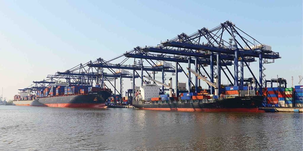 کراچی بندرگاہ کنٹینرز کی لوڈنگ اور ان لوڈنگ کا منظر