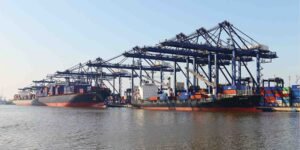 کراچی بندرگاہ کنٹینرز ہٹانے کے لیے 30 دن کی مہلت: وفاقی وزیر کا حکم