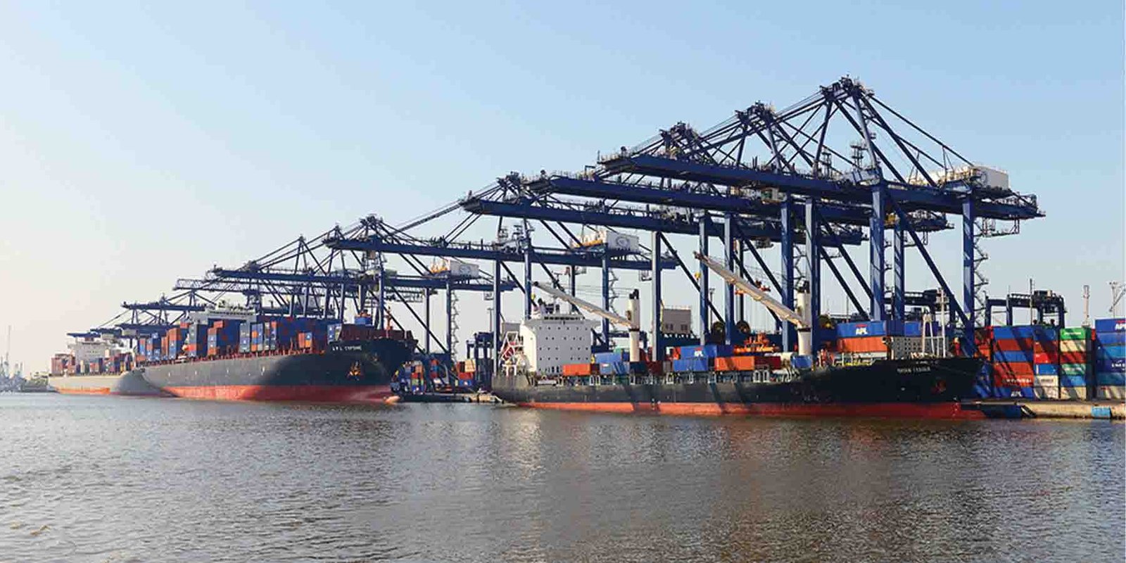 کراچی بندرگاہ کنٹینرز ہٹانے کے لیے 30 دن کی مہلت: وفاقی وزیر کا حکم