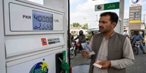 پیٹرول کی قیمت میں اضافہ: عالمی تیل مہنگا، پاکستان میں 400 روپے فی لیٹر کا خدشہ