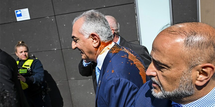 برلن میں رضا پہلوی پر سرخ مائع پھینک دیا گیا، دورہ جرمنی کے دوران واقعہ