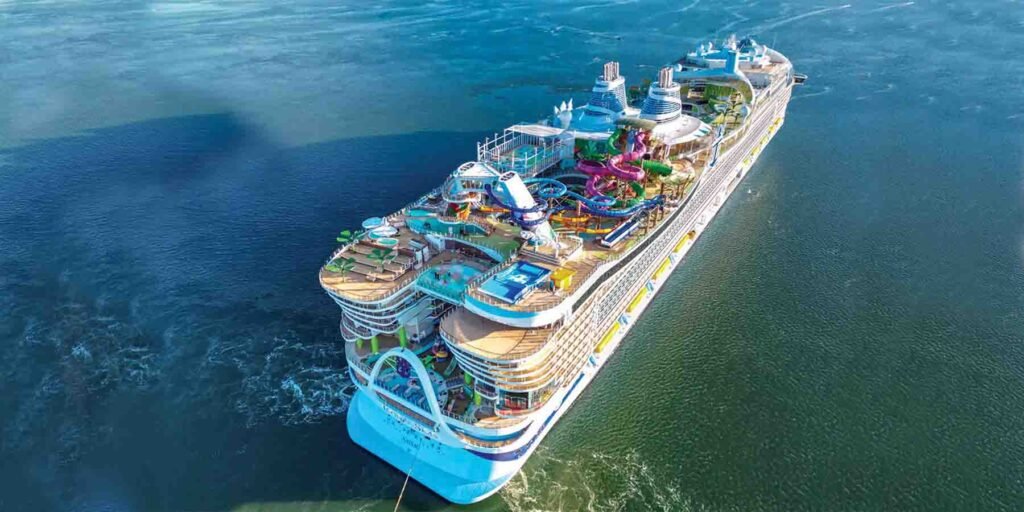 دنیا کا سب سے بڑا بحری جہاز ہیرو آف دی سیز سمندر میں