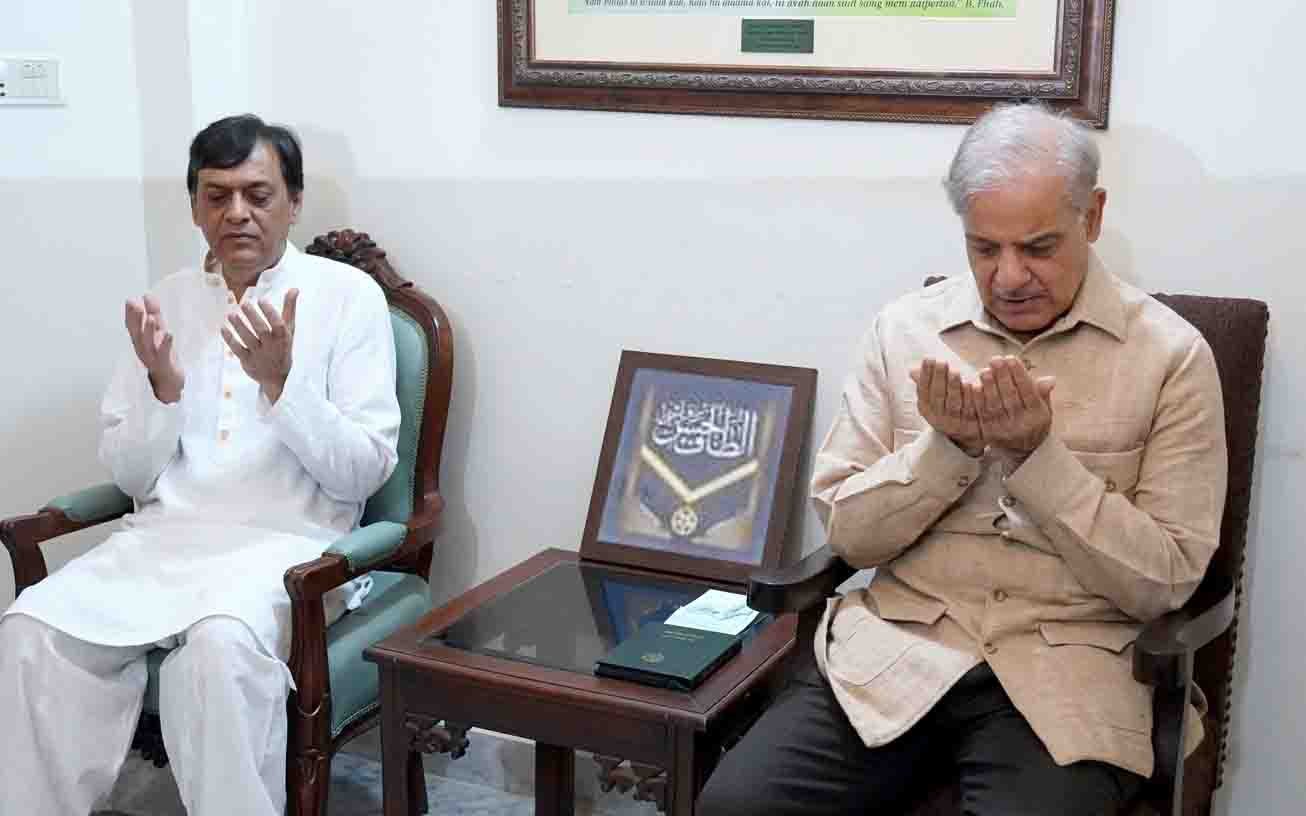 شہباز شریف کی الطاف حسن قریشی کے گھر آمد، اہلخانہ سے تعزیت اور فاتحہ خوانی
