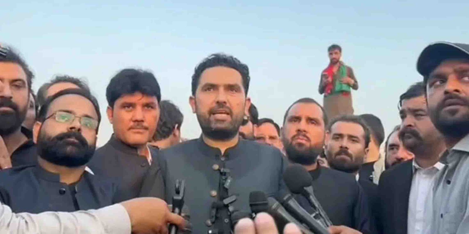 پی ٹی آئی پارلیمانی پارٹی میں اختلافات، وزیراعلیٰ نے ہنگامی اجلاس بلا لیا