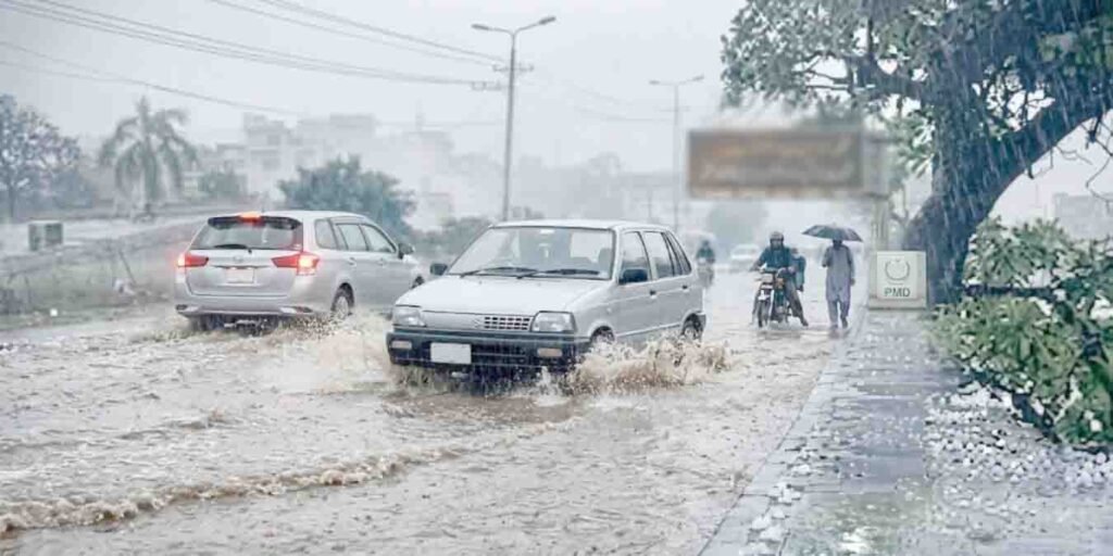 لاہور میں بارش کی پیشگوئی کے دوران بادلوں سے ڈھکا آسمان
