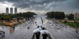 لاہور میں تیز بارش اور ژالہ باری، گرمی کا زور ٹوٹ گیا