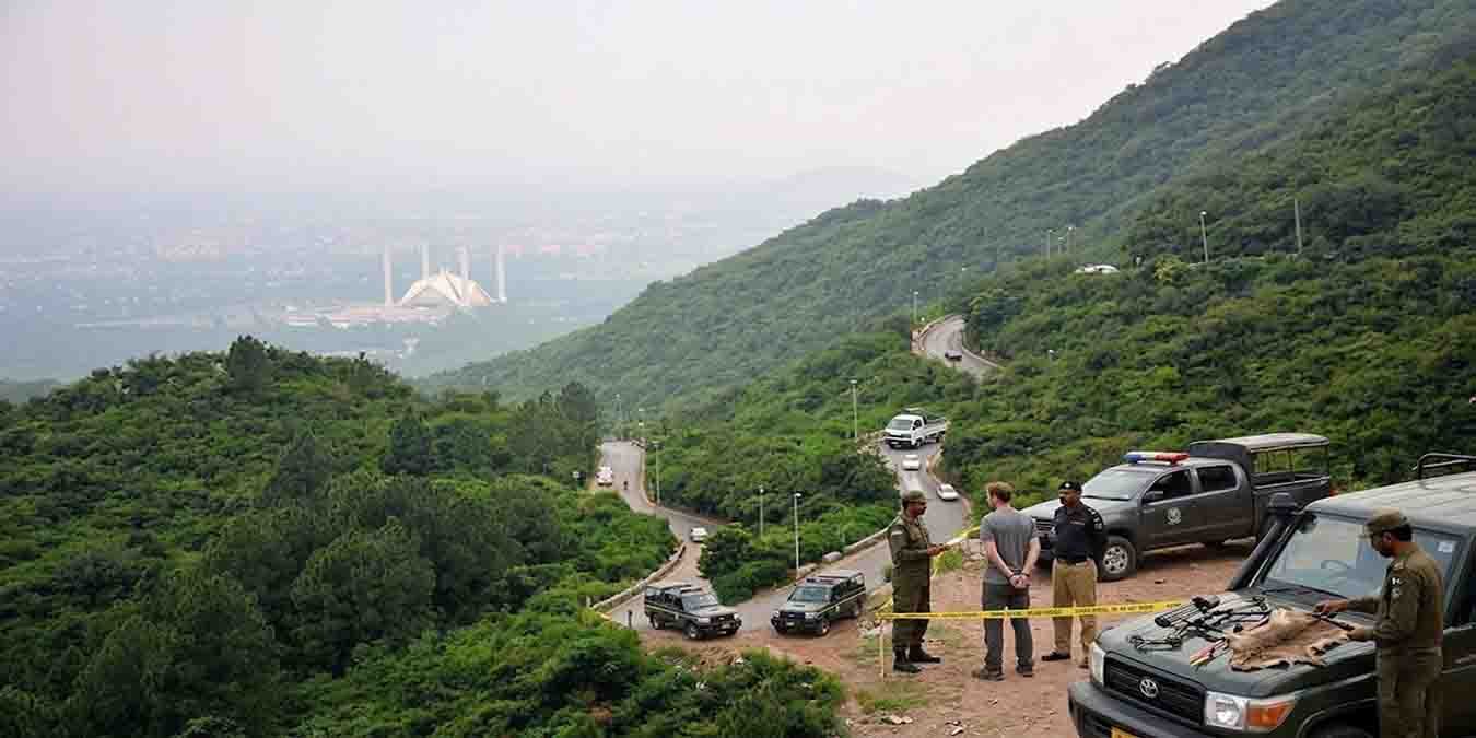 مارگلہ ہلز میں وائلڈ لائف اہلکار غیرقانونی شکار کے خلاف کارروائی کرتے ہوئے