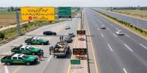 موٹر وے پولیس پابندی کے تحت جانوروں سے لدی گاڑیوں کو موٹر وے پر داخل ہونے سے روکا جا رہا ہے